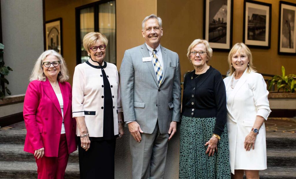 2023 Women Helping Women Susan Voss (co-chair), Connie Isaacson (honoree), Jim Hayes (executive director), Anne Kelly (co-chair), and Jann Freed (speaker)